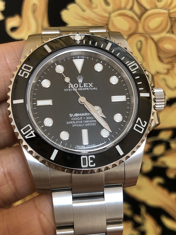 รับซื้อนาฬิกาโรเล็กซ์ซัมมารีนเนอร์    รับซื้อนาฬิกาRolex Submariner No Date Ref.114060 ขนาด40 มม. สายปรับระดับได้ หน้าปัดทำจากเซรามิกแบบหมุนได้ กันน้ำได้จนถึงระดับ 300 เมตร หน้าปัดสีดำ กลไกการทำงาน 3130 มาร์คเกอร์ชั่วโมงที่ทำจากทองคำ 18 ct หาร้านรับซื้อโรเล็กซ์ซัมมารีนติดต่อเรา